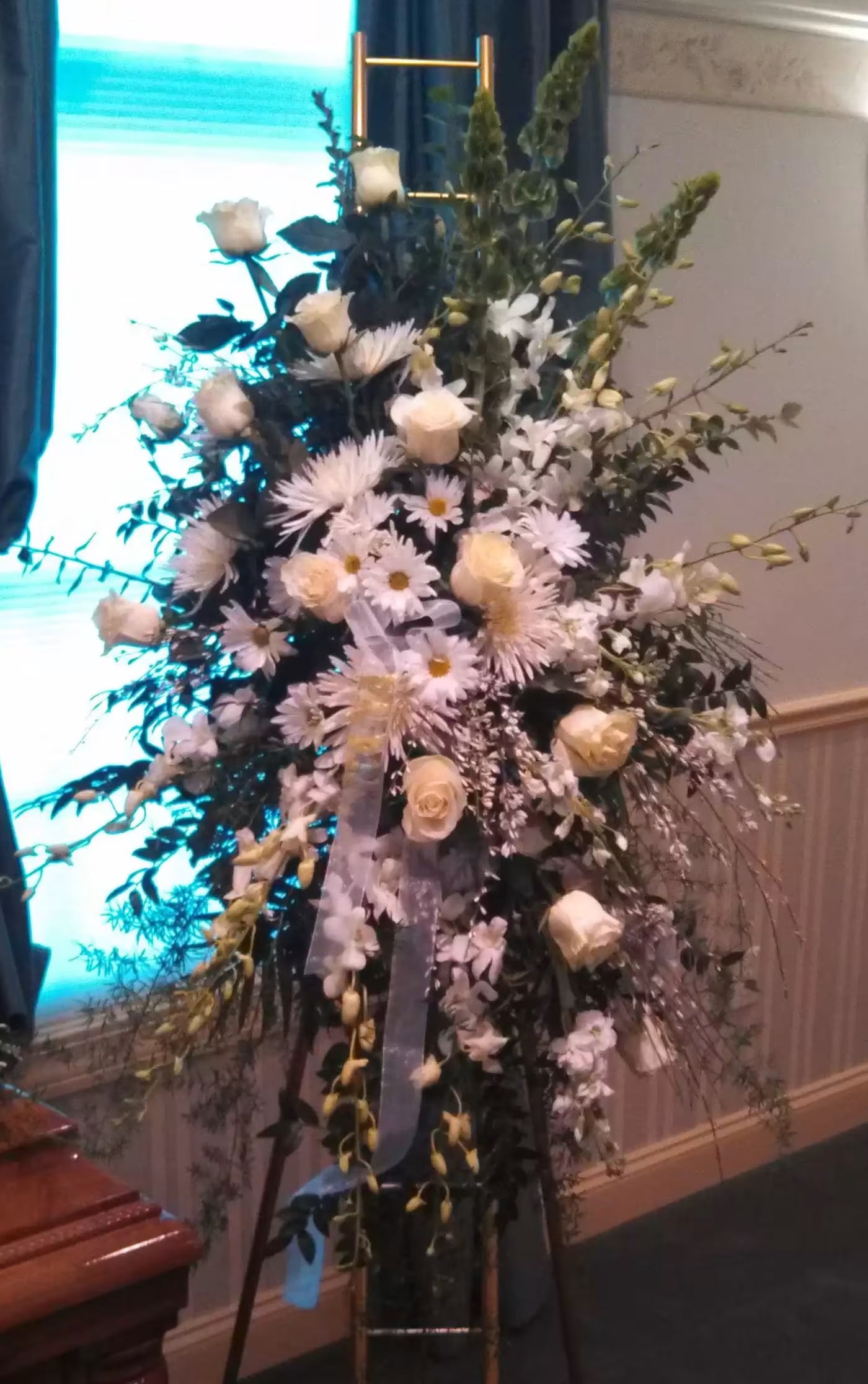 White Tribute Spray